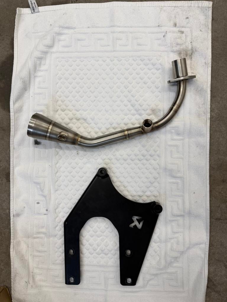 Nieuwe RVS akrapovic voorbocht + Akrapovic ophanging! E4/E5, Verzenden, Zo goed als nieuw