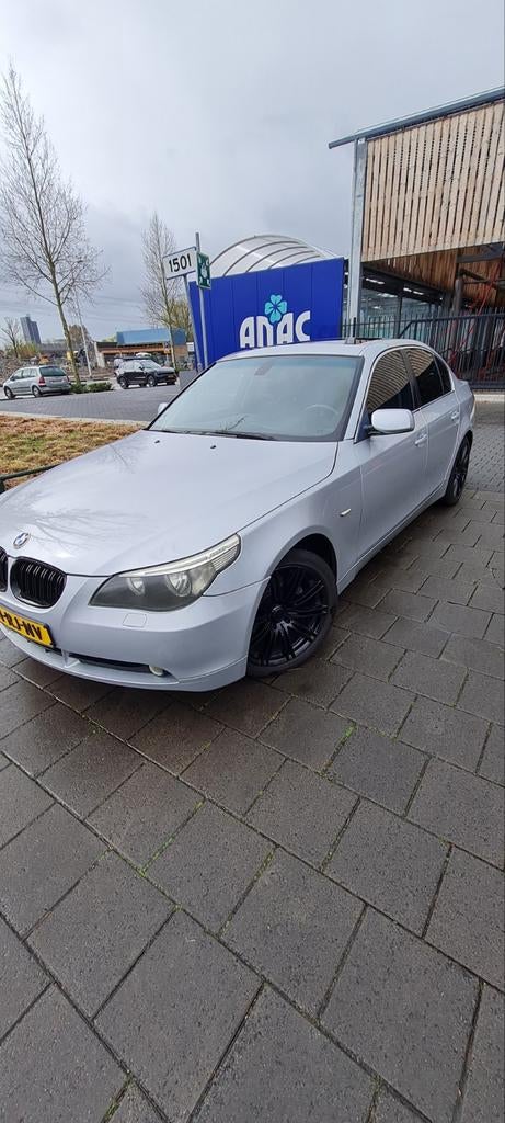 BMW 5-Serie 2.2 I 520 2004 Grijs, Auto's, BMW, 2171 cc, Achterwielaandrijving, Zwart, Handgeschakeld