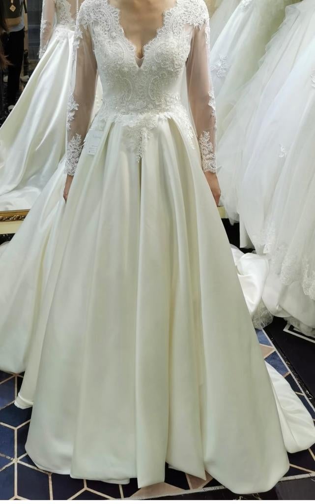 Complete set Luxe Handmade trouwjurk tule mt M nwprijs 1500€, Kleding | Dames, Trouwjurk, Wit, Nieuw, Ophalen of Verzenden