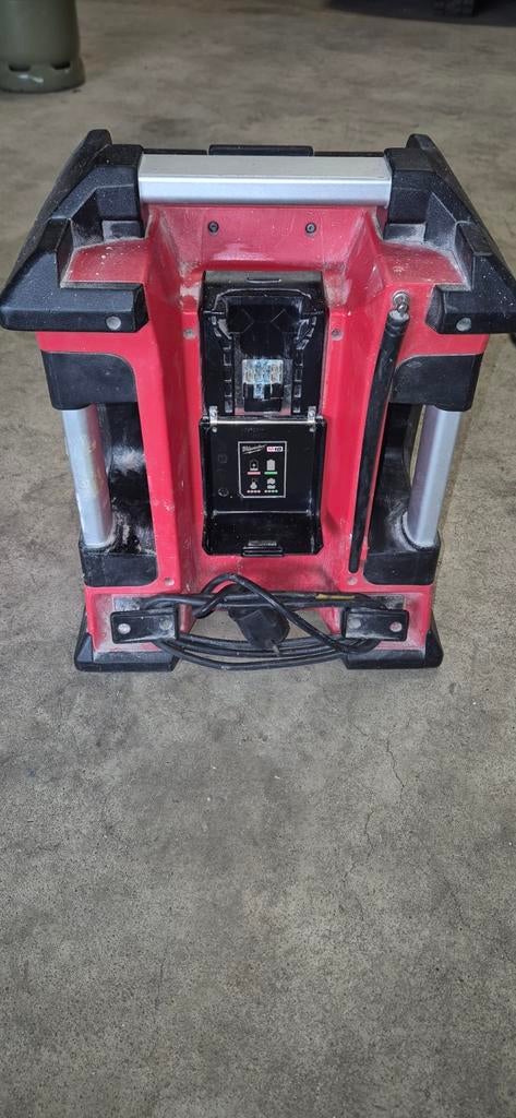 Milwaukee M18 Bouwradio met Oplaadfunctie, Bluetooth & AUX, Ophalen of Verzenden