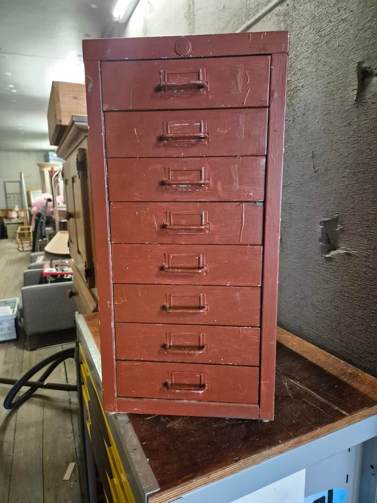 Ijzere ladenkast, Ophalen