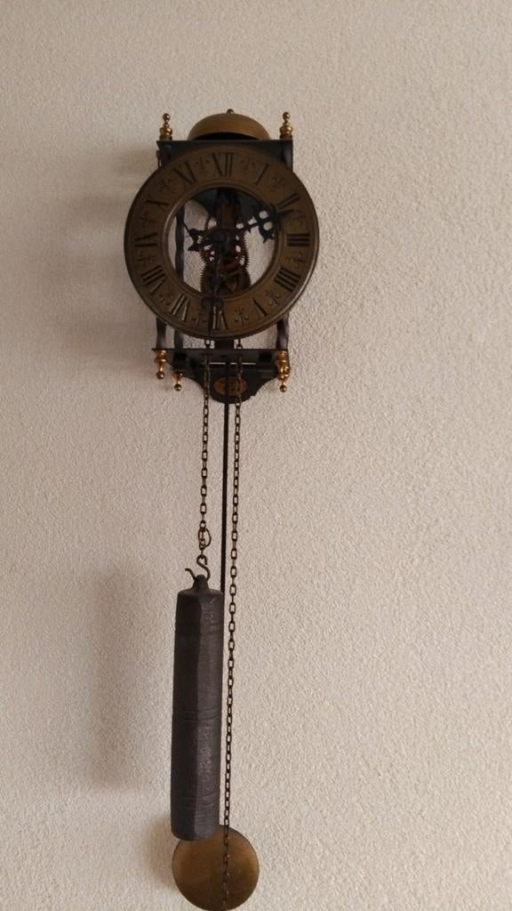 Antieke wandklok met gewicht en slinger, Ophalen