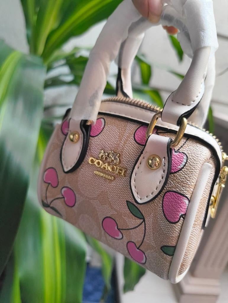 Nieuwe originele mini Coach tas met kersenprint, Ophalen of Verzenden, Nieuw, Beige, Schoudertasje