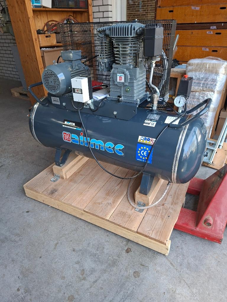 Compressor, Doe-het-zelf en Verbouw, Compressors, Ophalen, 100 liter of meer, 400 tot 800 liter/min, Zo goed als nieuw