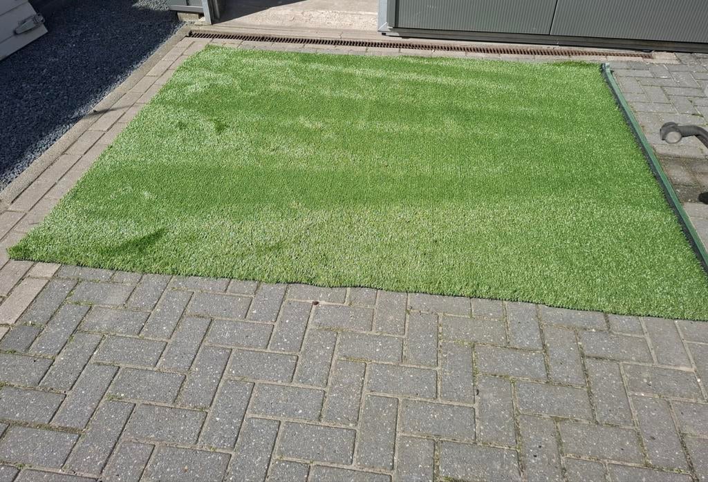 Stuk nieuw kunstgras, Ophalen