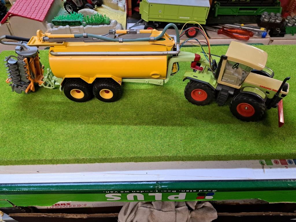 Claas Xerion 3000 met Samson tank oplegger met bemester, Ophalen of Verzenden, Zo goed als nieuw, Tractor of Landbouw, Overige merken