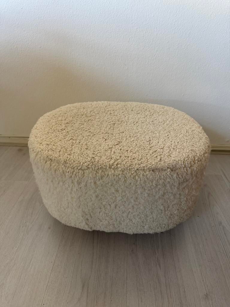 Crèmekleurige poef van teddy stof, Huis en Inrichting, Banken | Voetenbanken en Poefen, Zo goed als nieuw, 50 tot 75 cm, Minder dan 50 cm