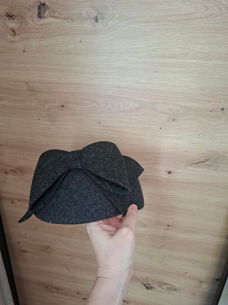 Complit grijs wollen dopje met strik, Kleding | Dames, Hoeden en Petten, Ophalen of Verzenden, Zo goed als nieuw, One size fits all