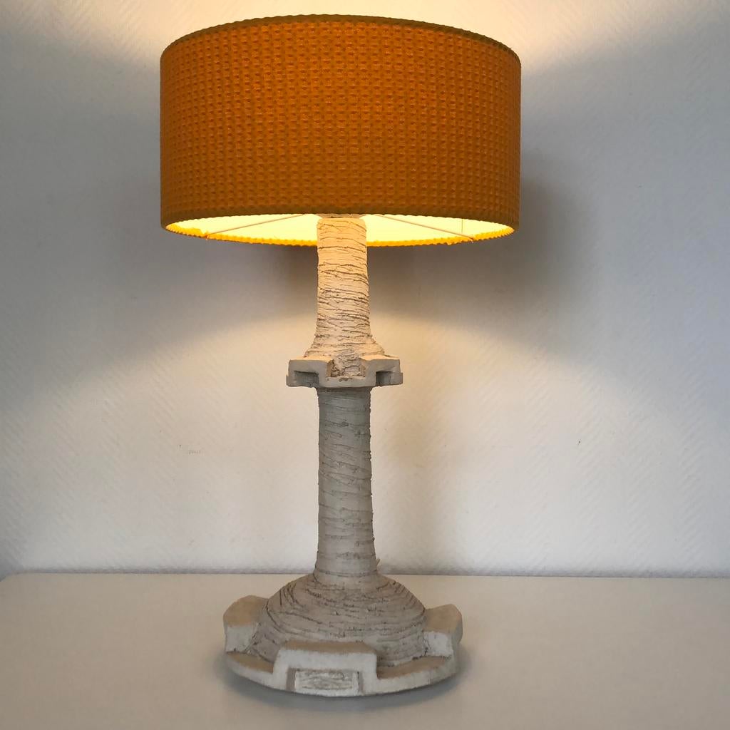Vintage keramiek schemerlamp met okergele kap, Huis en Inrichting, Ophalen, Overige materialen, Gebruikt, Vintage brutalist