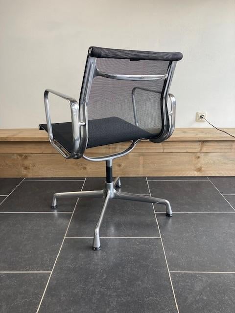 9 Vitra Eames EA 108 stoelen, aluminium, zwart netweave, Huis en Inrichting, Stoelen, Vitra, Gebruikt, Zwart, Design