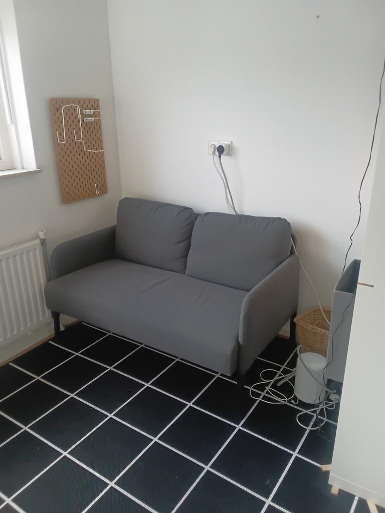 Ikea compacte zeer nette tweezitsbank Glostad grijs, Huis en Inrichting, Banken | Bankstellen, Ophalen, Tweepersoons, 75 tot 100 cm