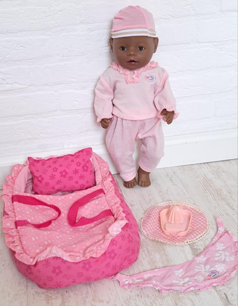 Bruine baby born 43 cm met draagwiegje en spullen, Ophalen of Verzenden, Gebruikt, Babypop