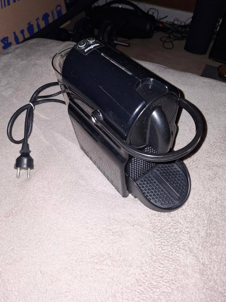 Magimix Nespresso Inissia M105 Zwart, Ophalen, Espresso apparaat, 10 kopjes of meer, Zo goed als nieuw