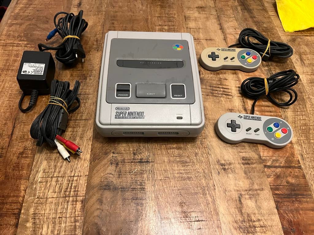 Super Nintendo Inclusief 2 Controllers en Kabels, Spelcomputers en Games, Spelcomputers | Nintendo Super NES, Ophalen of Verzenden