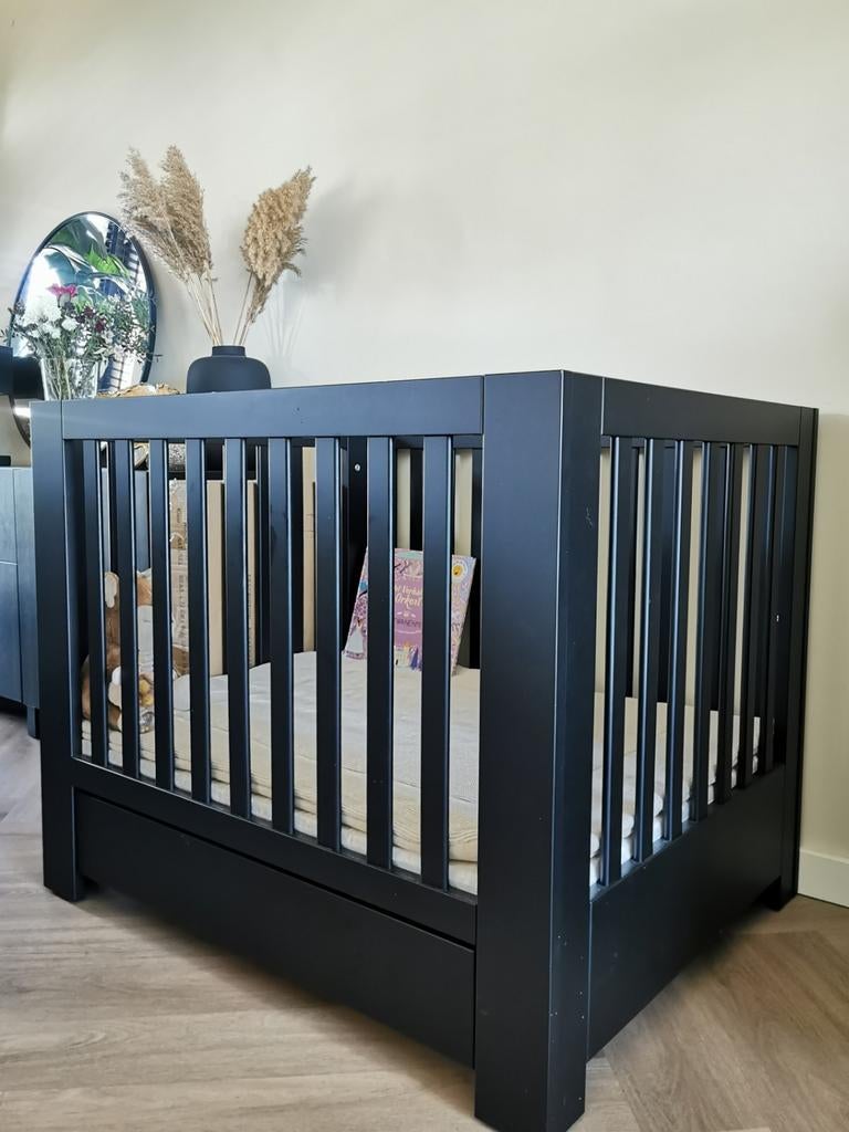 Zwarte box (80x100) met lade, nieuw matras & accessoires, Kinderen en Baby's, Ophalen, Gebruikt, Rechthoekig, Boxkleed