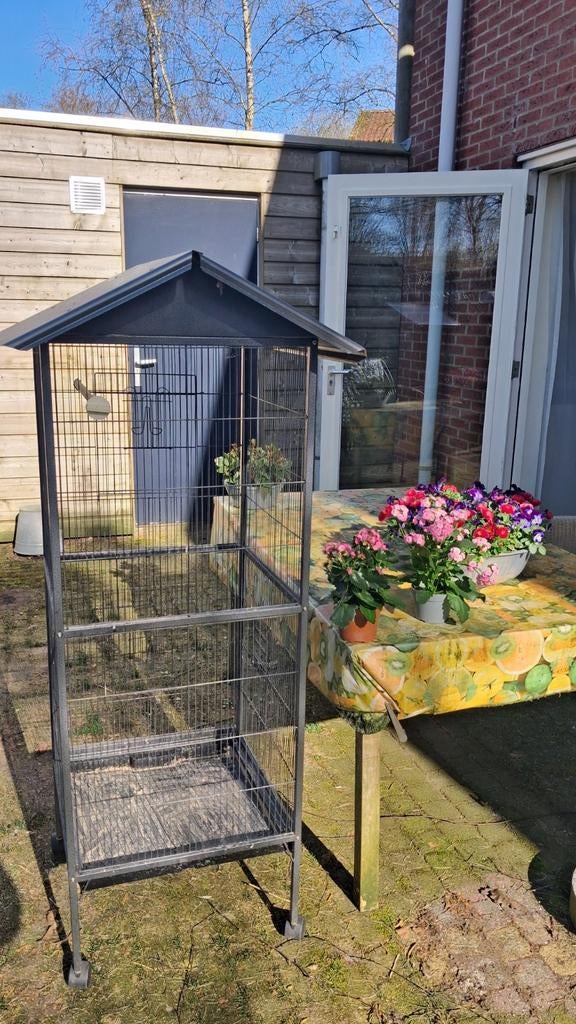 Vogelkooi op wieltjes., Dieren en Toebehoren, Ophalen, Gebruikt, Metaal, Vogelkooi