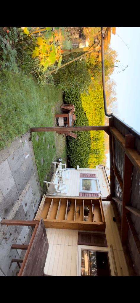 Mooie sta caravan in bos gebied, Tot en met 2