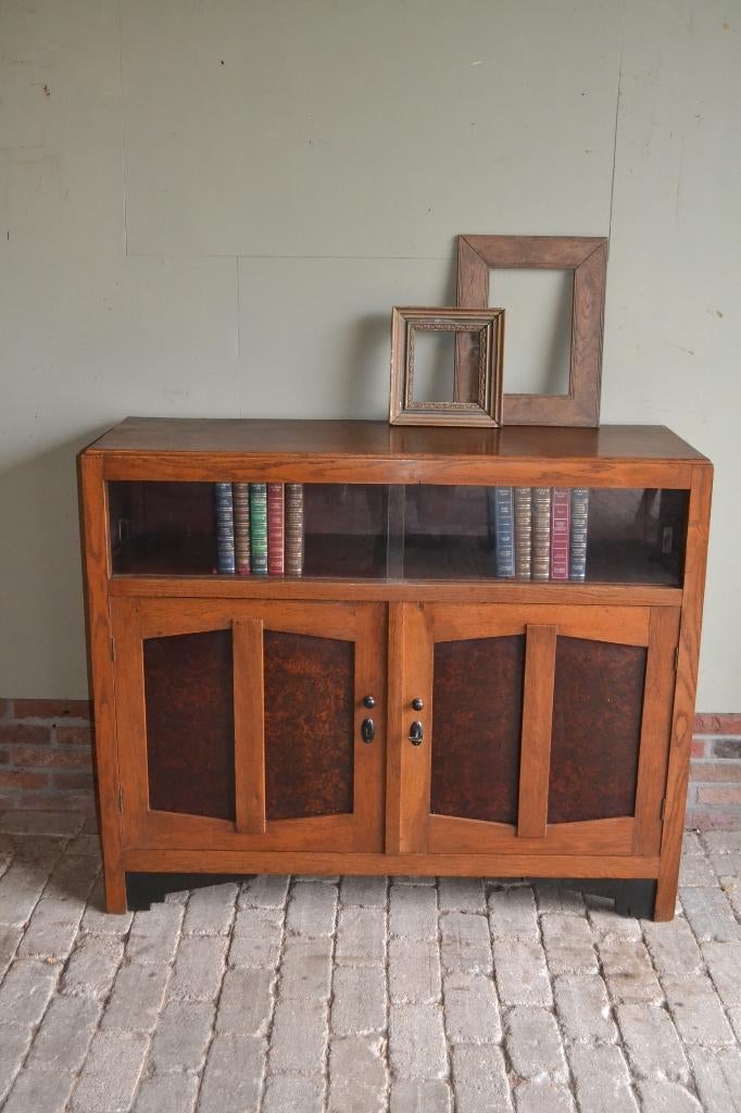Prachtig antiek eiken Art Deco dressoir, commode, vitrine.