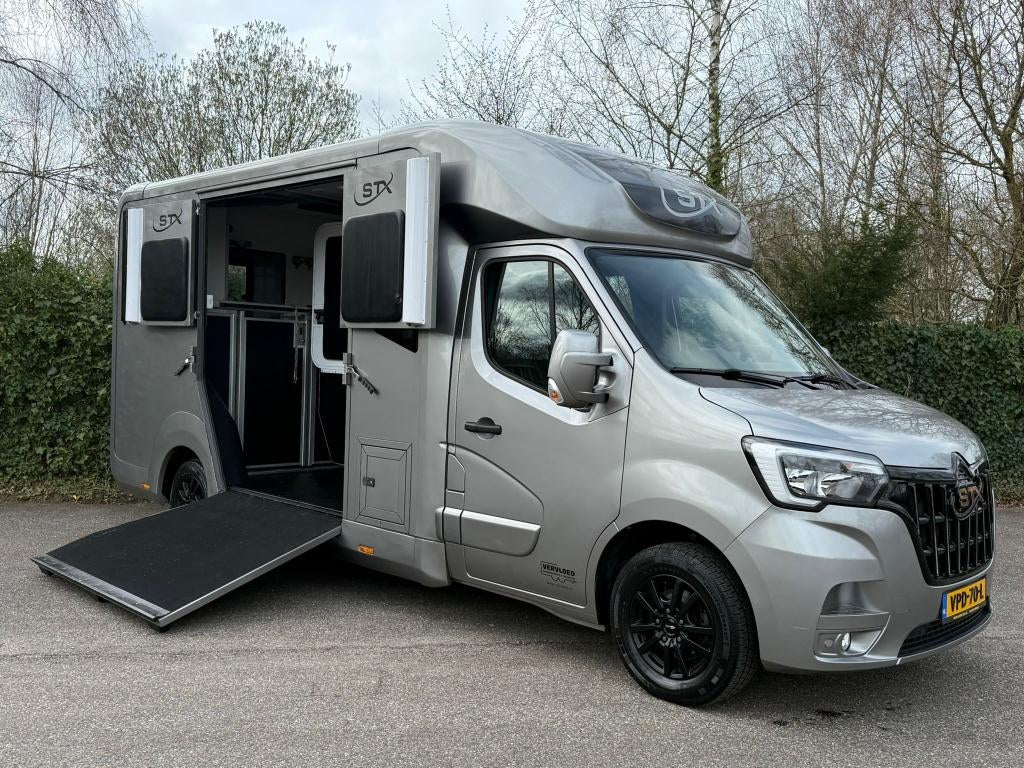 Renault Master STX 2022 Paardenwagen Horsetruck zijlader, Dieren en Toebehoren, Paarden en Pony's | Trailers en Aanhangwagens