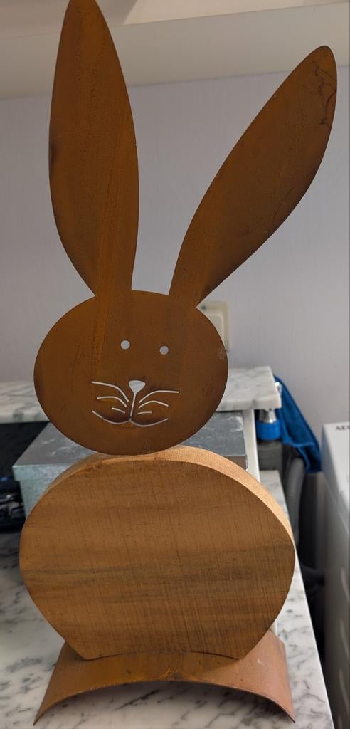 Paashaas groot van hout en staal met draaibaar hoofd., Ophalen of Verzenden