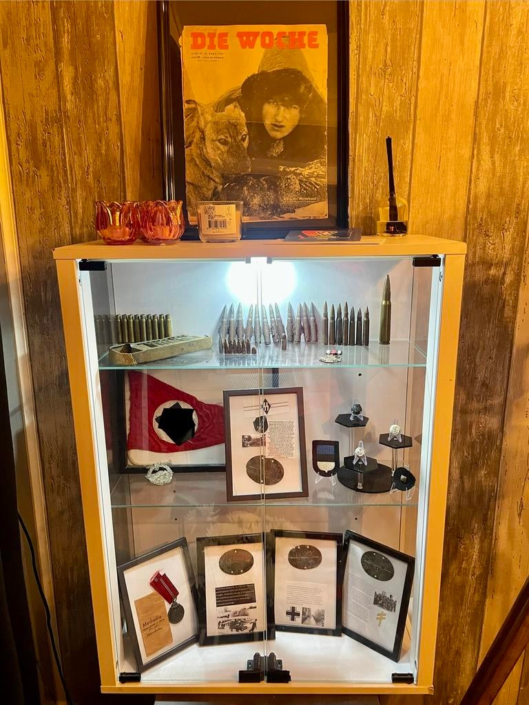 Conplete ww2 vitrine kast tekoop, Verzamelen, Militaria | Tweede Wereldoorlog, Ophalen of Verzenden, Embleem of Badge