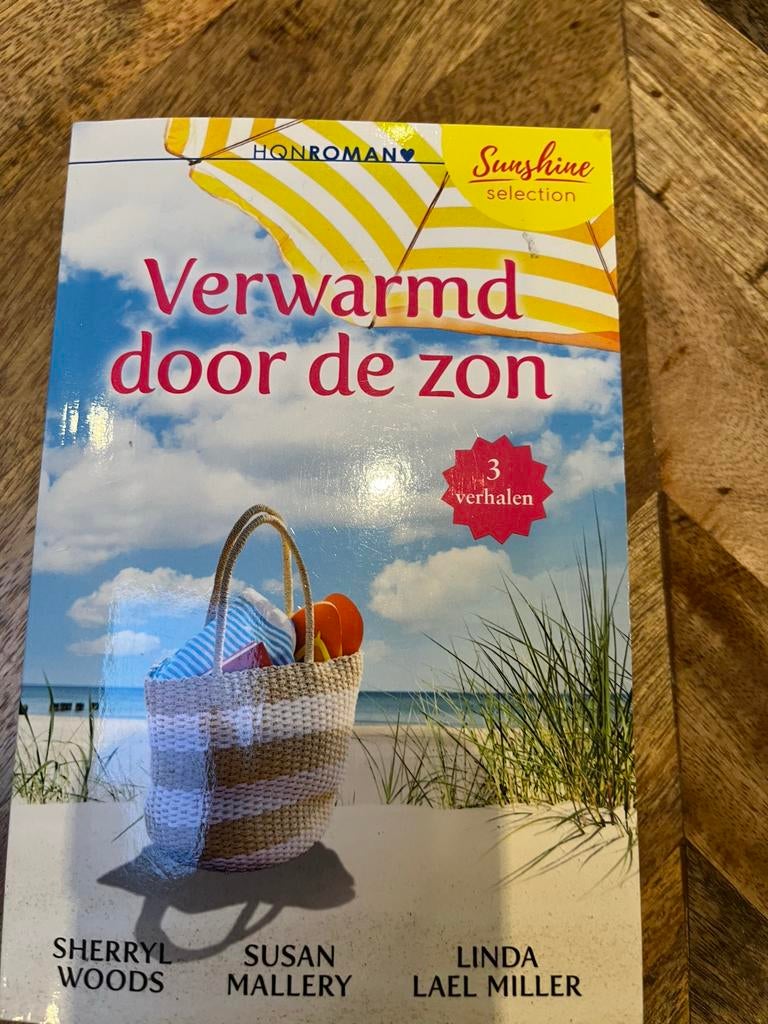 Harlequin Verwarmd door de zon 3 verhalenbundel, Ophalen of Verzenden, Zo goed als nieuw, Nederland