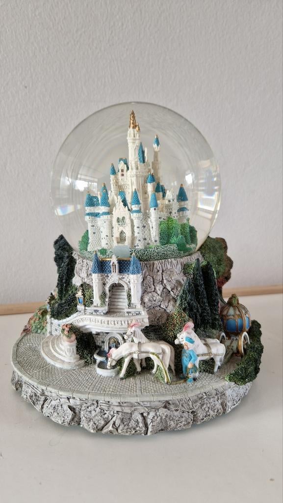 Disney snowglobe Assepoester kasteel met muziek, Ophalen, Assepoester of Belle, Zo goed als nieuw, Beeldje of Figuurtje