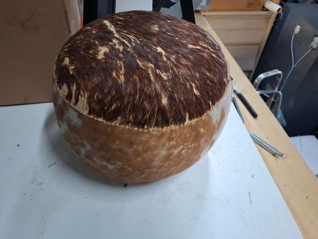 Ronde poef van koeienhuid - Bruin/Wit, Huis en Inrichting, Banken | Voetenbanken en Poefen, Minder dan 50 cm, Gebruikt, Minder dan 50 cm