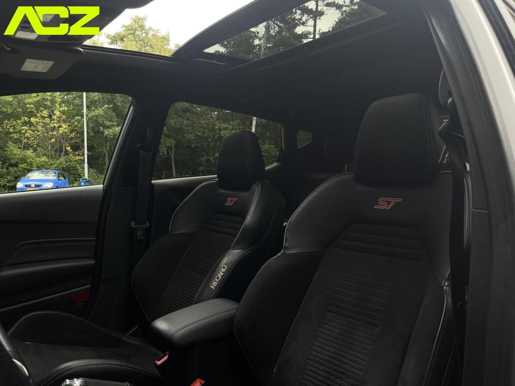 Ford Fiesta ST-3 Performance 200PK|Pano|B&O|Navi|Recaro, Auto's, Ford, Voorwielaandrijving, Zwart, Lichtsensor, 1188 kg