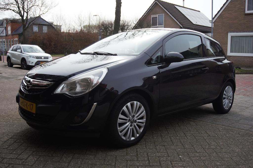 Opel Corsa 1.4 16V 3D 2013 Zwart, Auto's, Opel, Voorwielaandrijving, 40 €/maand, 1398 cc, Overige bekleding