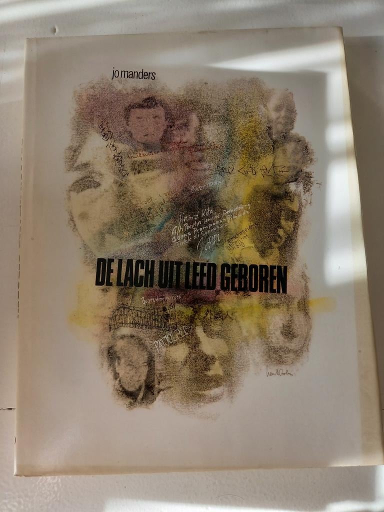 w2 De Lach Uit Leed Geboren - Jo Manders, Ophalen of Verzenden, Zo goed als nieuw