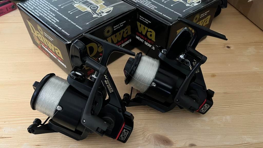 Daiwa Whisker SS2600 tournament met weston spoelen, Ophalen of Verzenden, Zo goed als nieuw, Molen