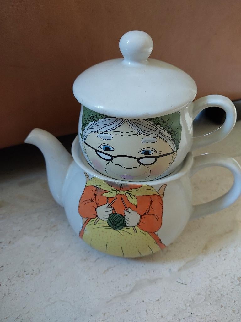 Theepot kopje oma tea for Grandma kan thee, Theepot/fluitketel, Ophalen of Verzenden, Zo goed als nieuw, Steen/keramiek