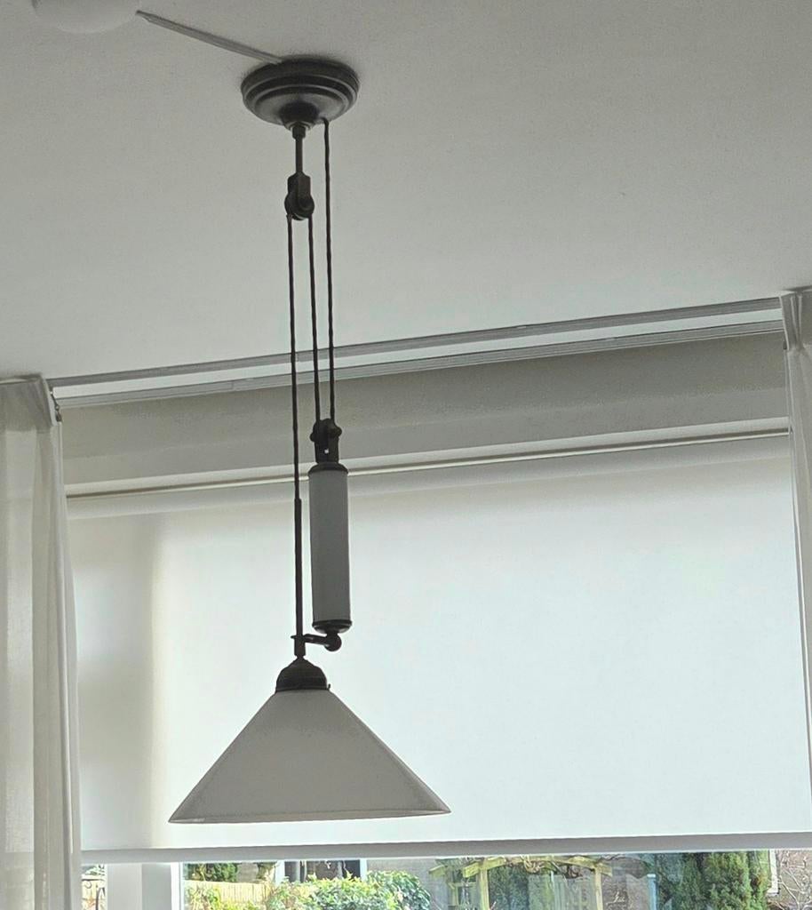 Hanglamp met katrol, 1 witte glazen kap. Messing., Huis en Inrichting, Lampen | Hanglampen, Ophalen, Gebruikt, Glas, 75 cm of meer
