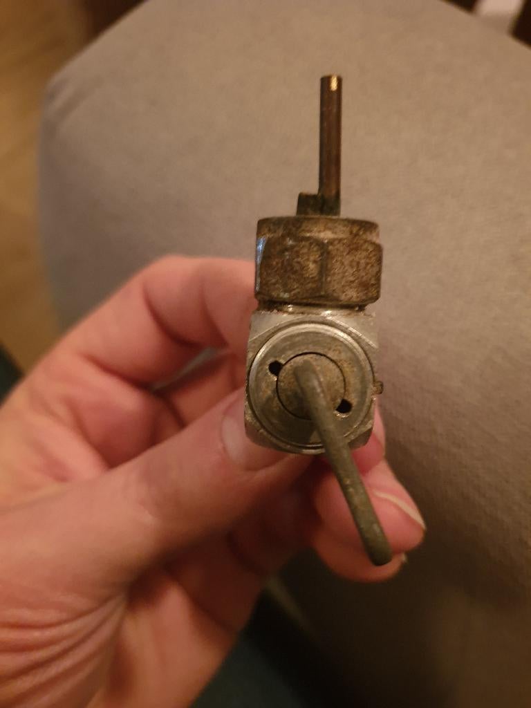 Gezocht, deze Karcoma benzinekraan, Fietsen en Brommers, Brommeronderdelen | Oldtimers, Ophalen of Verzenden, Gebruikt, Overige merken