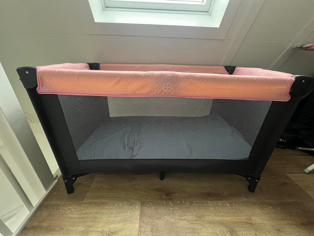 Prenatal campingbedje roze/donkerblauw + matras, Kinderen en Baby's, Babywiegjes en Ledikanten, Ophalen, Gebruikt, Reisbedje