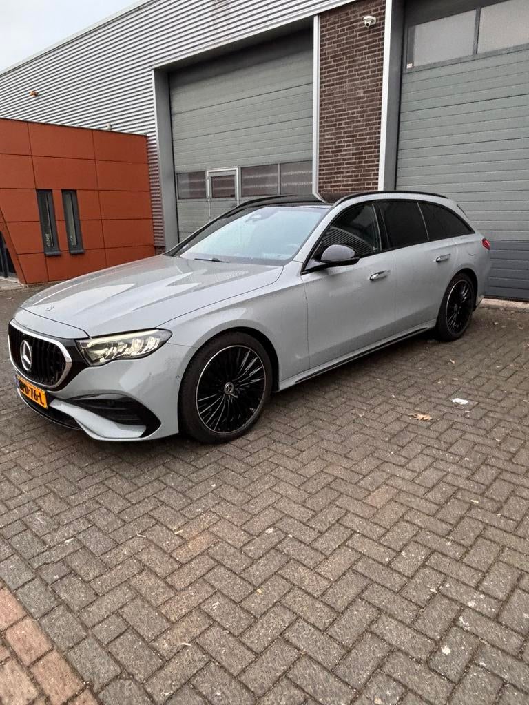 Mercedes-Benz E-Klasse E300 e 313pk 9G-TRONIC 2024 Grijs, Auto's, Mercedes-Benz, Automaat, Achterwielaandrijving, 4 cilinders