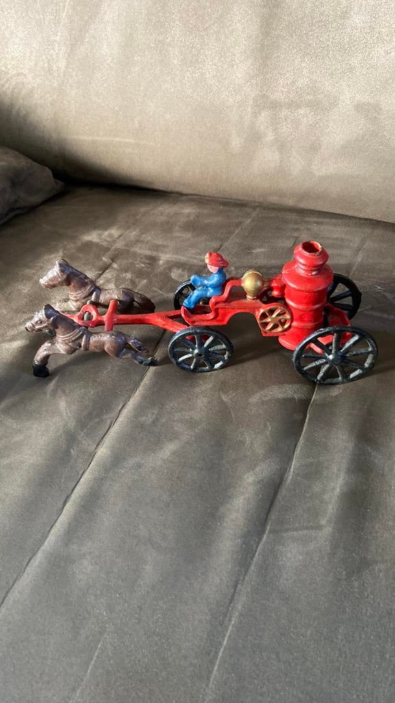 Antieke Gietijzeren brandweer met twee paarden, Ophalen of Verzenden