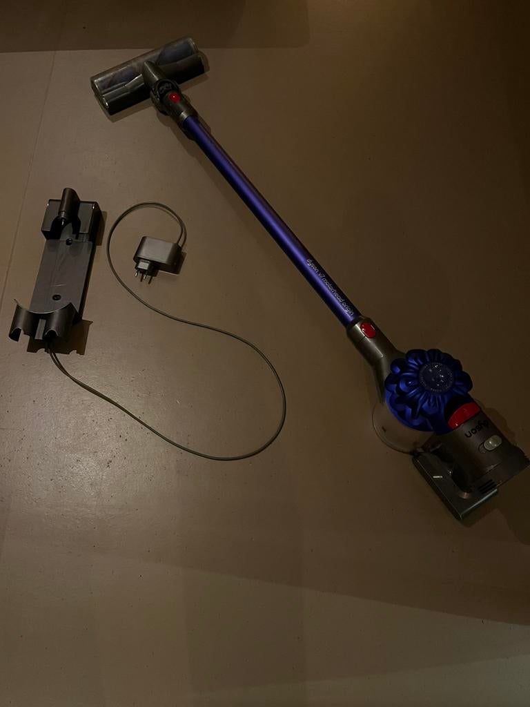 Dyson V7 stofzuiger inclusief lader, Witgoed en Apparatuur, Stofzuigers, Ophalen, Zo goed als nieuw