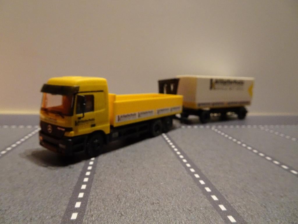 377 herpa mercedes actros klopferholz + kraan 1:87 truck, Hobby en Vrije tijd, Modelauto's | 1:87, Ophalen of Verzenden, Zo goed als nieuw