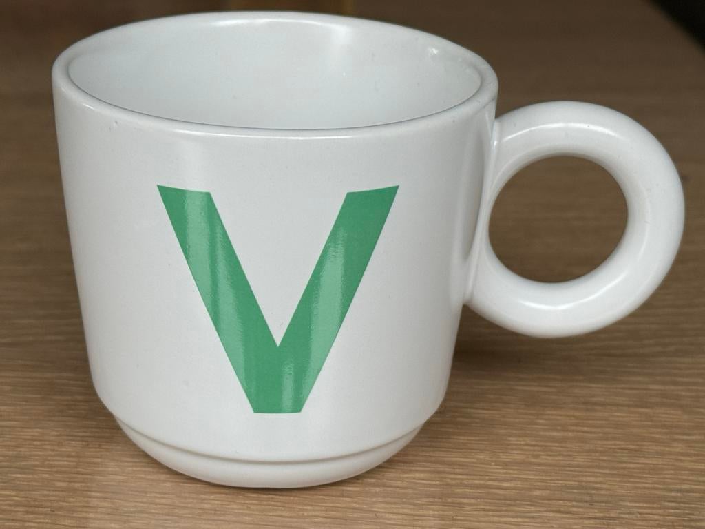 Hema mok met groene V, Ophalen of Verzenden, Zo goed als nieuw, Porselein, Kop en/of schotel