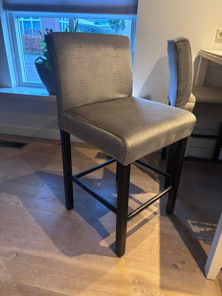 2 Luxe barstoelen taupe/grijs velours krokodil relief, Ophalen, Gebruikt, Twee, Bruin