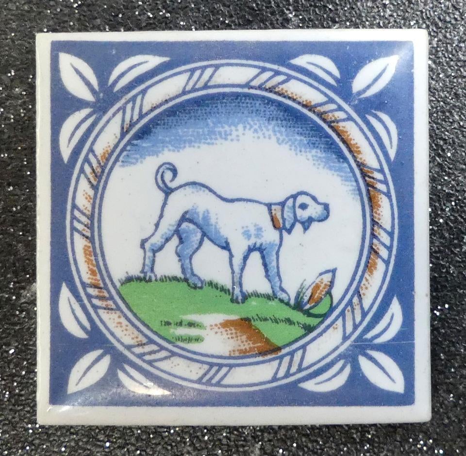 Mini tegeltje hond jachthond miniatuur tegel, Ophalen of Verzenden, Gebruikt