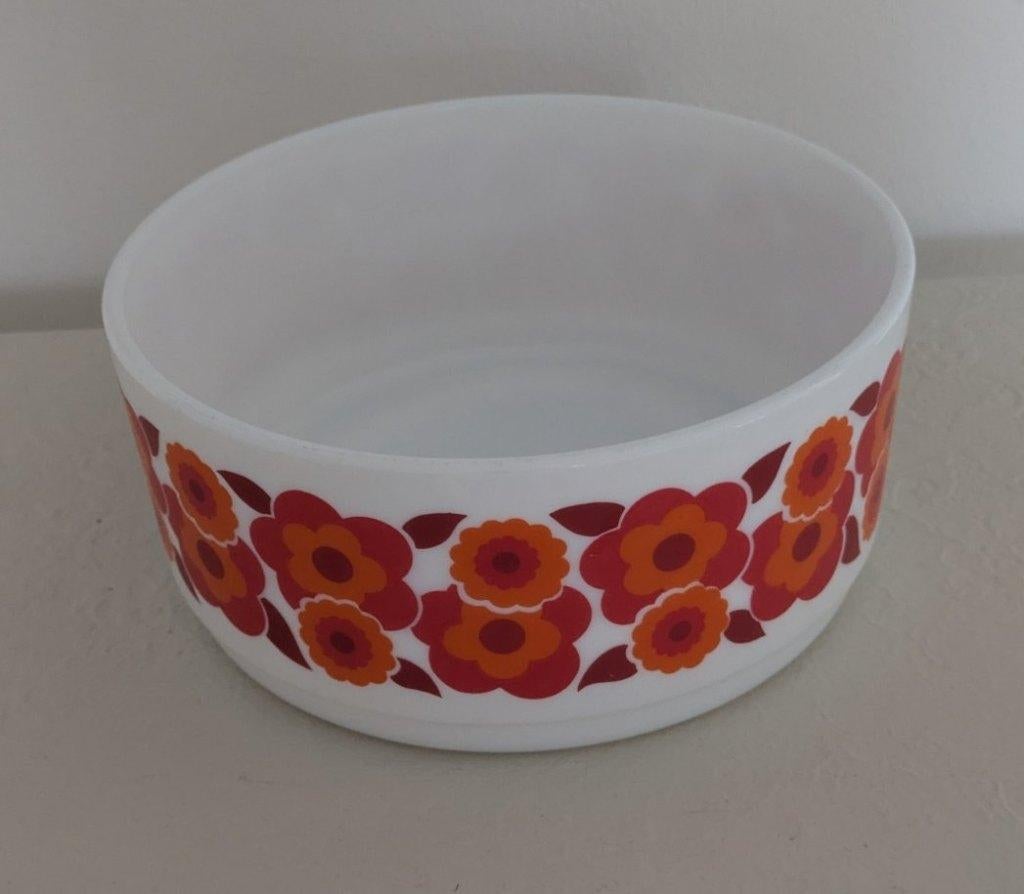 Vintage Arcopal Lotus schaal met rode oranje bloemen, Huis en Inrichting, Keuken | Servies, Zo goed als nieuw, Schaal of Schalen