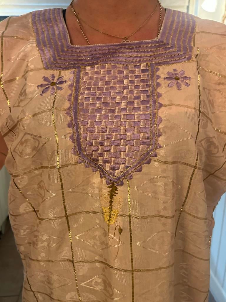 Afrikaanse jurk uit Ghana. Maat L/XL, Kleding | Dames, Jurken, Beige, Maat 42/44 (L), Ophalen of Verzenden, Zo goed als nieuw