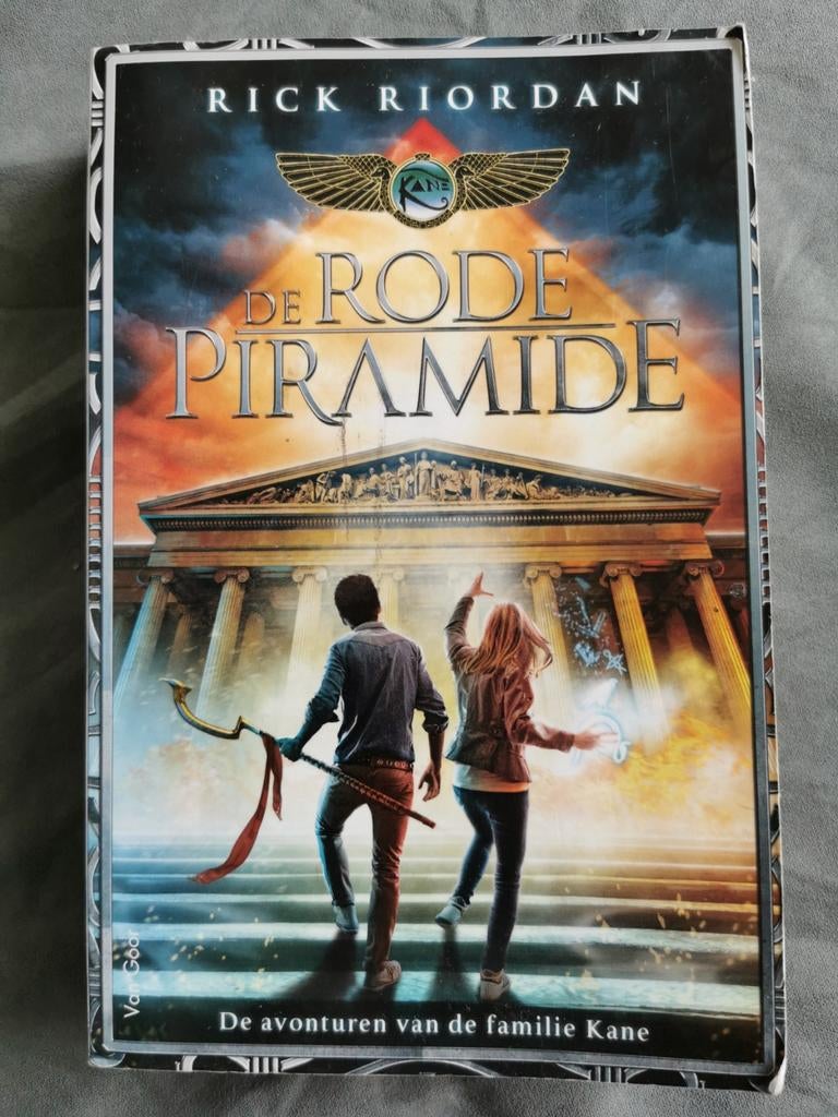 De Rode Piramide - Rick Riordan, Ophalen of Verzenden, Zo goed als nieuw, Rick Riordan, Fictie