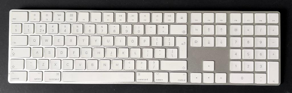 Apple Magic Keyboard A1843 QWERTY met numeriek deel, Computers en Software, Toetsenborden, Ophalen, Multimediatoetsen, Zo goed als nieuw