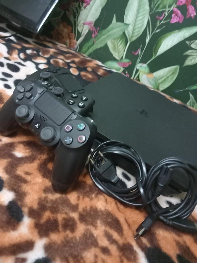 Sony PlayStation 4 Slim met 2 controllers, Spelcomputers en Games, Spelcomputers | Sony PlayStation 4, 500 GB, Met 2 controllers