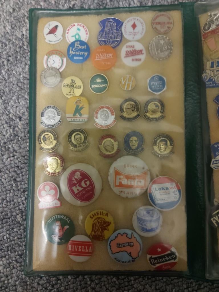 Verzameling speldjes zitten los in hoesje, Verzamelen, Speldjes, Pins en Buttons, Ophalen of Verzenden, Gebruikt, Overige onderwerpen