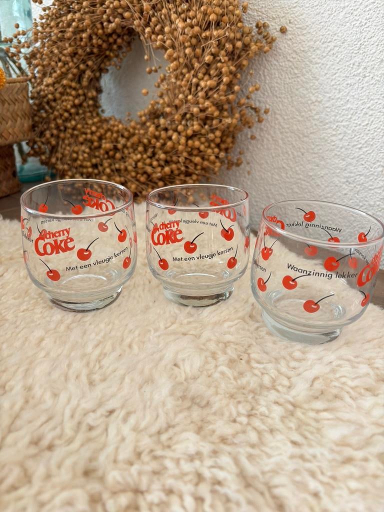 3 coca-cola glazen cherry, Huis en Inrichting, Keuken | Servies, Zo goed als nieuw, Glas of Glazen, Overige stijlen, Glas, Ophalen of Verzenden